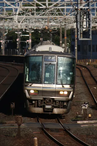 線路を駆ける朝の列車