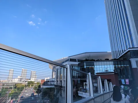 青空とガラスの街景