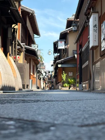 路地に息づく古風な風景