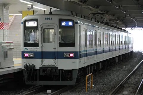 都市を駆ける静かなる鉄路
