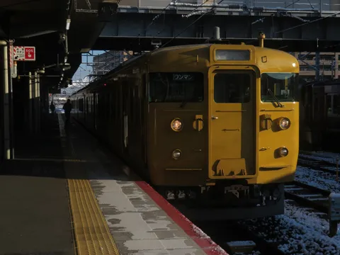 冬の駅に佇む黄色い電車