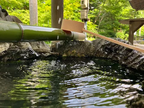 水音に耳を澄ます静寂