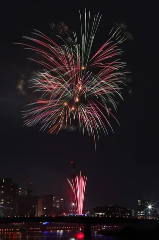 夜空を彩る光の叙事詩