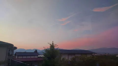 茜色の空と山の稜線
