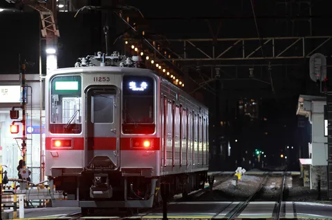 夜の駅に停車する電車