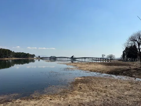 湖上の古風な橋と澄んだ空