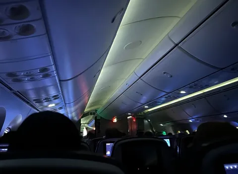 機内の静かな旅路