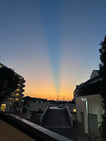 空に伸びる光の道、日没の静寂