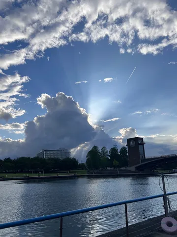 水辺に差す光の瞬き