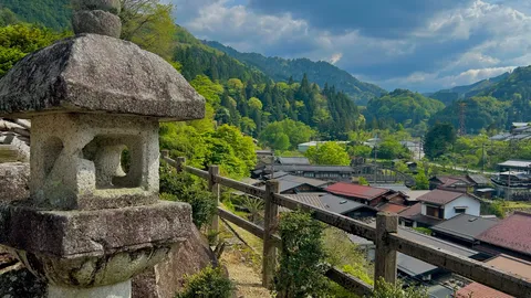 山里を見守る石灯籠