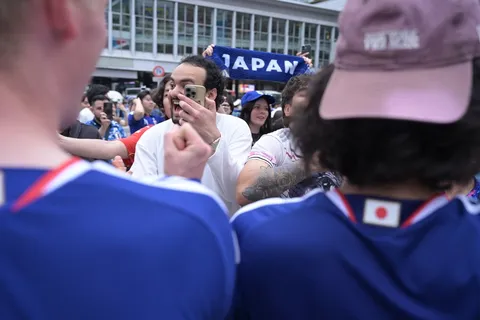 熱狂の瞬間、スマホで捉える
