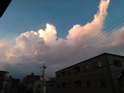 夕暮れに染まる巨大な雲
