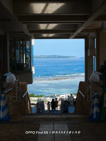 階段の先にある青い海