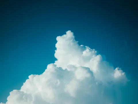 碧空を彩る雲の造形美