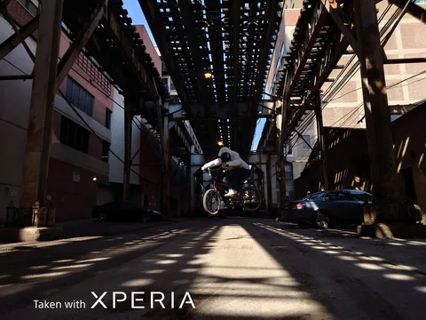 都会の空を駆けるBMX