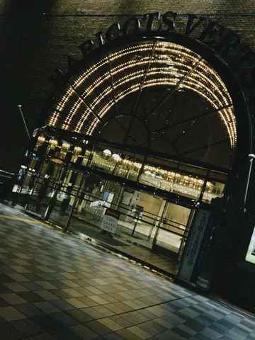 レトロなアーケードと夜の光
