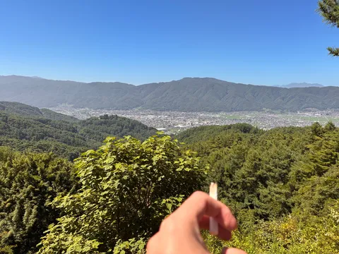 山々が連なる街並みと緑のコントラスト