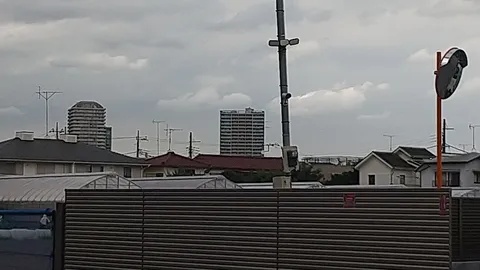 曇り空と都市の日常風景
