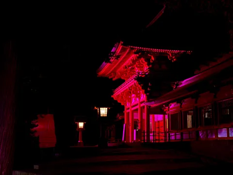 夜を彩る神聖な光