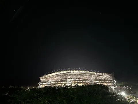 夜空に浮かぶスタジアム