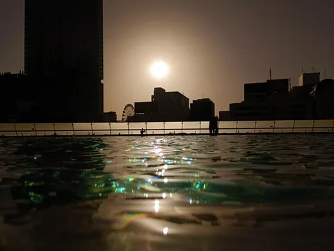 水面に散る都会の夕暮れ
