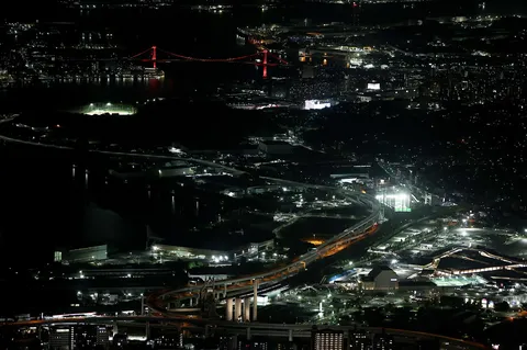 煌めく都市の夜景ハイウェイ