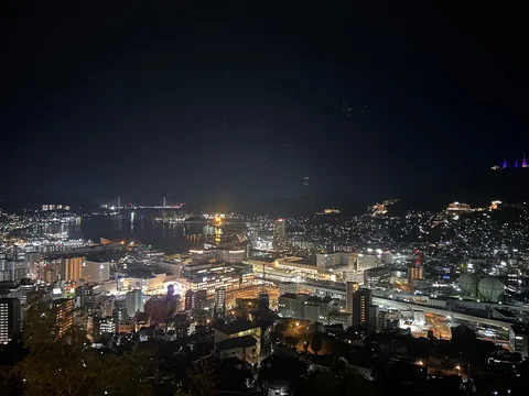 煌めく港町の夜景