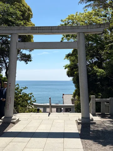 海へと続く鳥居の先