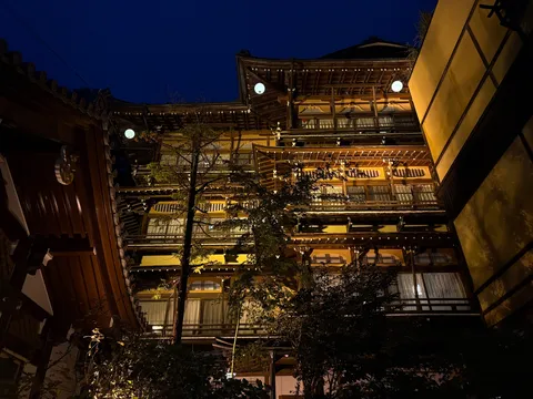 幻想的な夜の古都の灯り