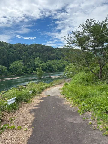 緑深き道、水辺への誘い