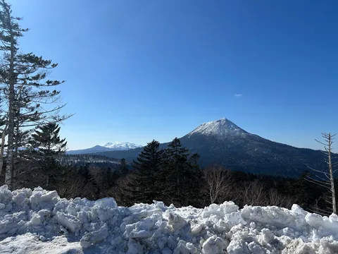 雪化粧の山、澄み切った青空
