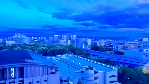藍色の夜景に浮かぶ街