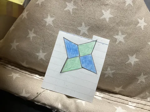 星柄クッションの上の色ブロック