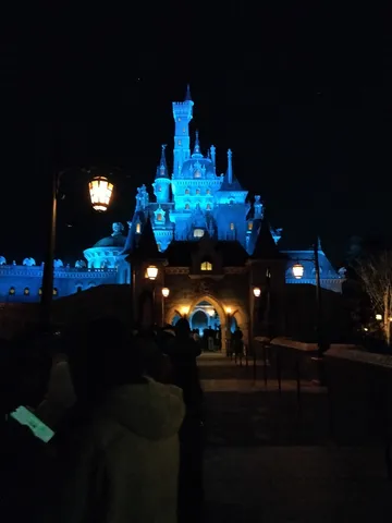 夜空を彩る青い城
