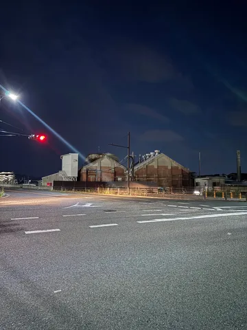 夜の交差点、信号が灯る