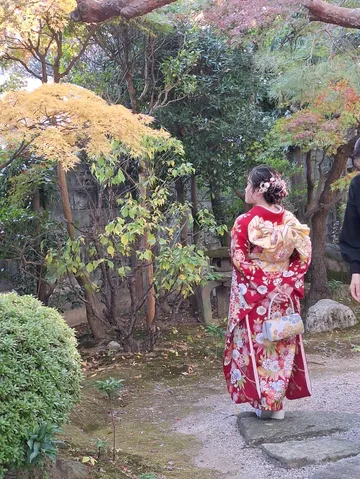 風情ある庭園と華やかな着物
