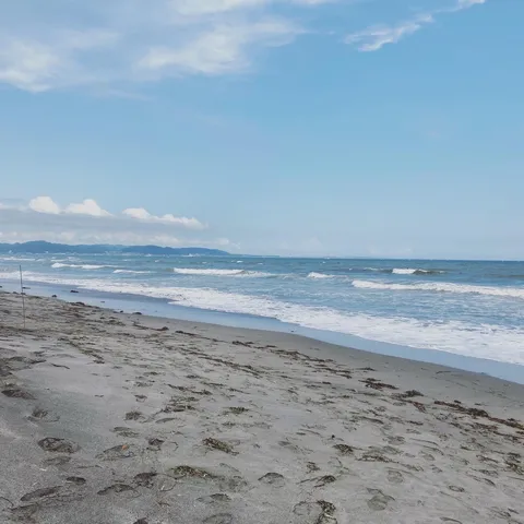 波打ち際、静かな砂浜の足跡