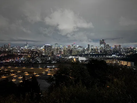 夜景に浮かぶ街の灯り