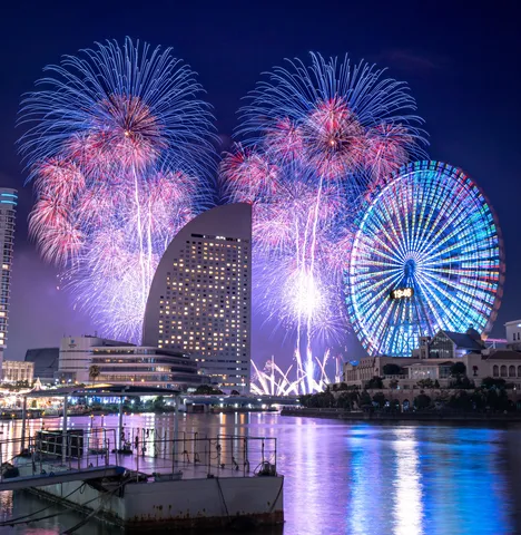 煌めく夜景と花火の共演