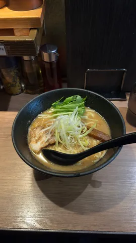 煮込みの香りが立つ一杯