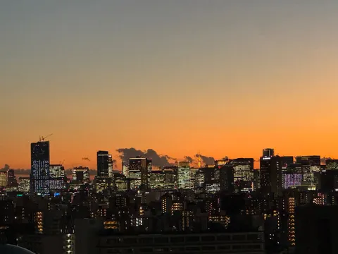 都会の夕焼け、どこもかしこも点灯中