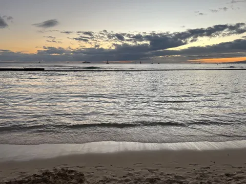 静かに揺れる夕暮れの海