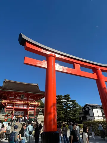 赤い鳥居が呼ぶ街角の静けさ
