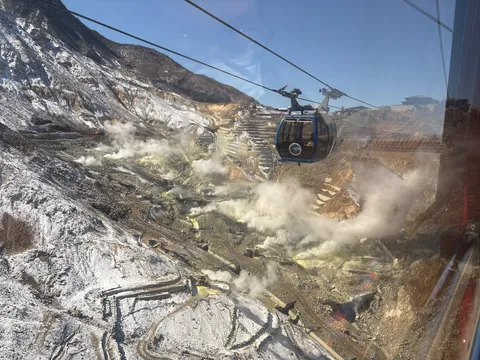 地獄谷から昇る蒸気とゴンドラ