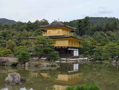 金閣と静かな水面