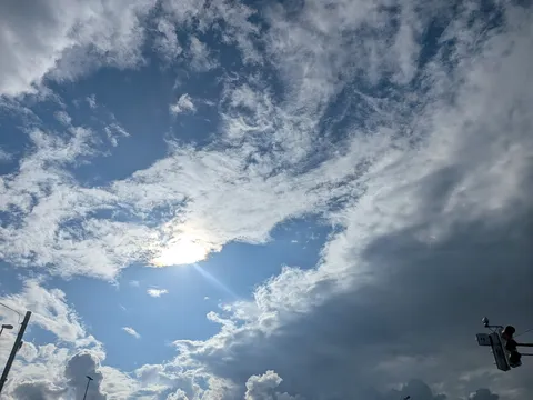 夕暮れ時、雲間から差し込む光
