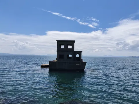 海に浮かぶ謎の建造物