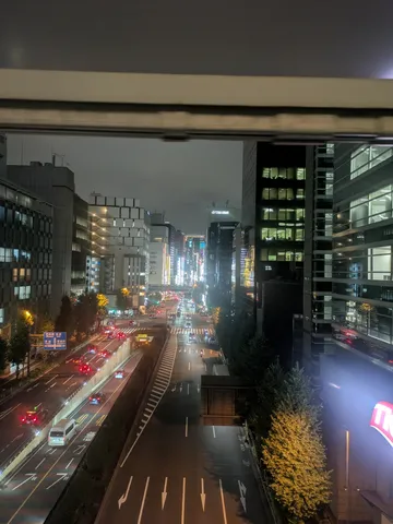 夜景に映える都会の躍動感