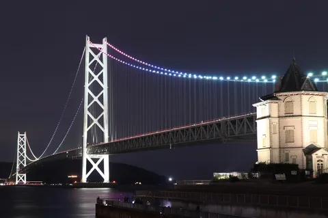 光を渡る夜の橋