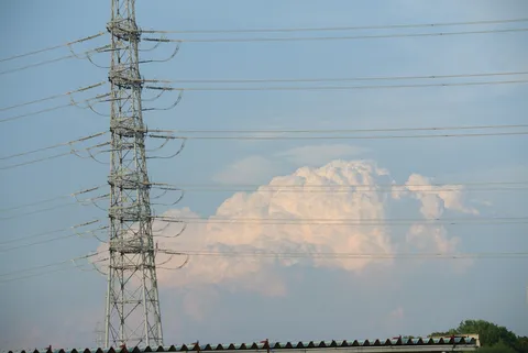 雲を背景にそびえる鉄塔